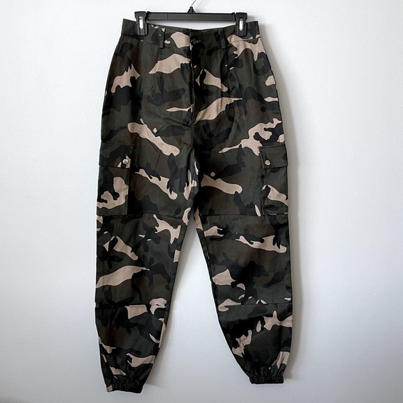 NWT BOOHOO CAMO PRINT CARGO PANTS SIZE 10 - Picture 1 of 11